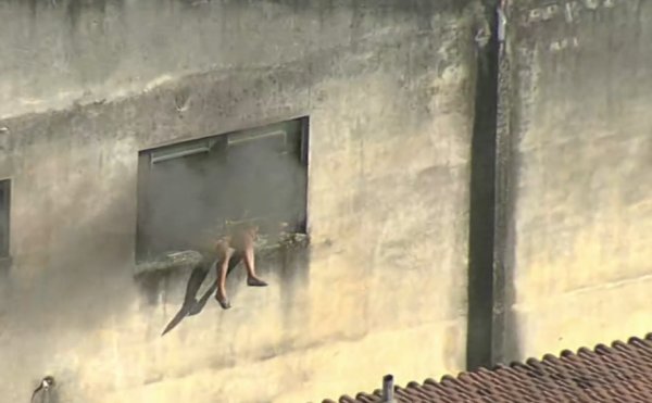Incêndio atinge fábrica no Rio de Janeiro; funcionários são resgatados pela janela.