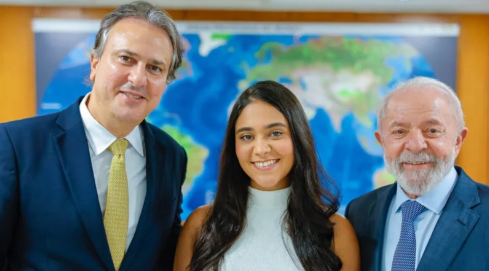 Única aluna de escola pública com mil na redação do Enem encontra Lula