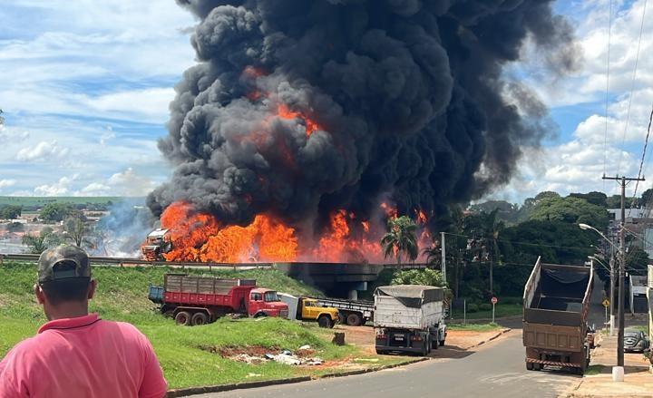 COLISÃO FRONTAL DE CAMINHÕES PROVOCA EXPLOSÃO E INCÊNDIO DE GRANDES PROPORÇÕES EM ARAPOTI (PR)
