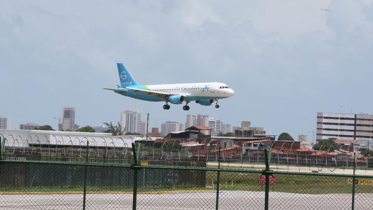 Voo com 94 brasileiros deportados chega a Fortaleza nesta sexta-feira (21)