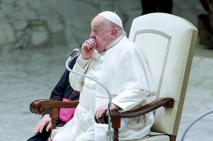Papa Francisco tem pneumonia bilateral, diz Vaticano