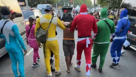 Policiais fantasiados de Power Rangers prendem suspeito com 7 celulares