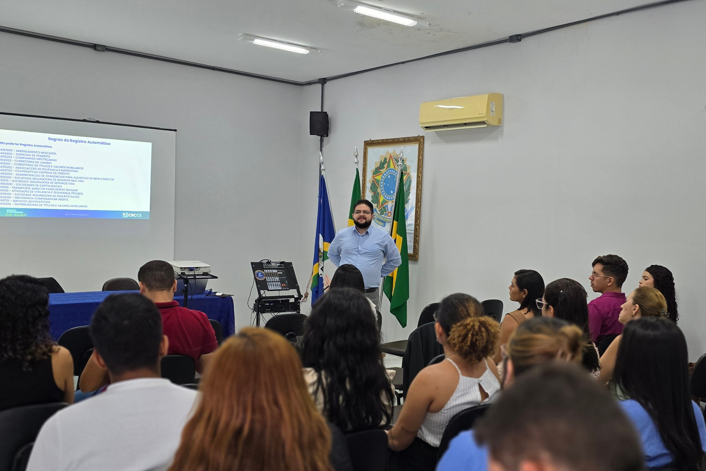 CRC Ceará realiza curso sobre legalização de empresas e entrega carteiras profissionais