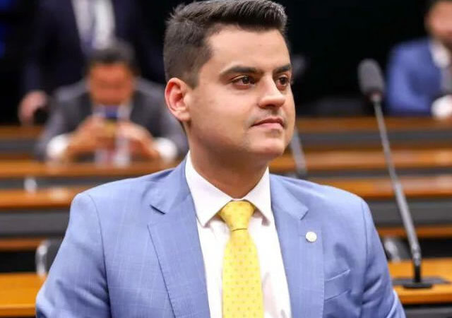 Yury do Paredão (MDB) cobra transparência sobre concessão da Enel no Ceará