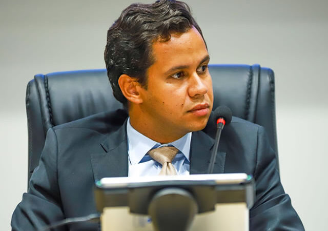 Câmara de Juazeiro aprova projeto do presidente Felipe Vasques que reduz prazo para regularização de fios desordenados e aumenta multa à Enel