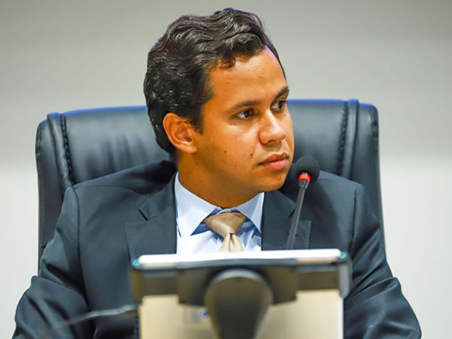 Câmara de Juazeiro aprova projeto do presidente Felipe Vasques que reduz prazo para regularização de fios desordenados e aumenta multa à Enel