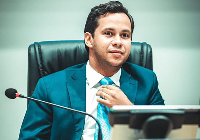 Presidente Felipe Vasques cobra Cagece por serviços inacabados nas ruas de Juazeiro do Norte