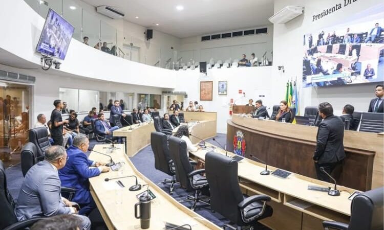 Câmara de Juazeiro aprova resolução sobre sessões legislativas e repercute caos no trânsito causado por mudança em semáforo do Anel Viário