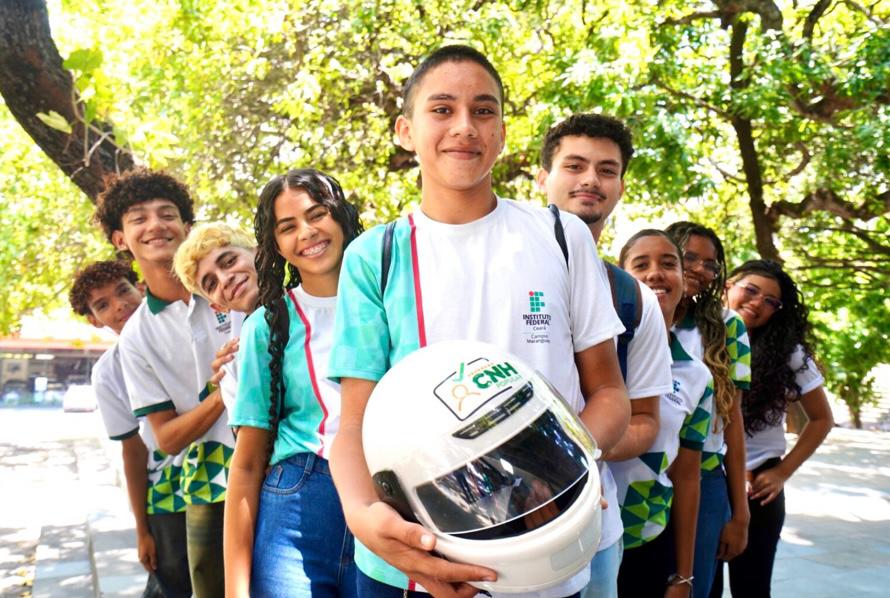 Governo do Ceará amplia CNH Popular e oferta 3 mil vagas para estudantes de graduação e ensino técnico