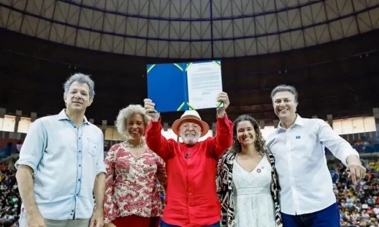 Presidente Lula anuncia investimento de R$ 100 milhões em cursinhos populares