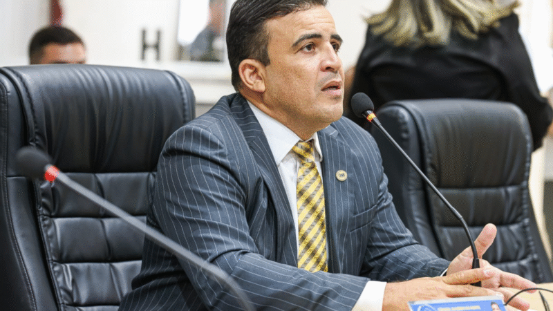 Vereador Alexandre Sobreira denuncia água suja nas torneiras e cobra providências imediatas da Cagece