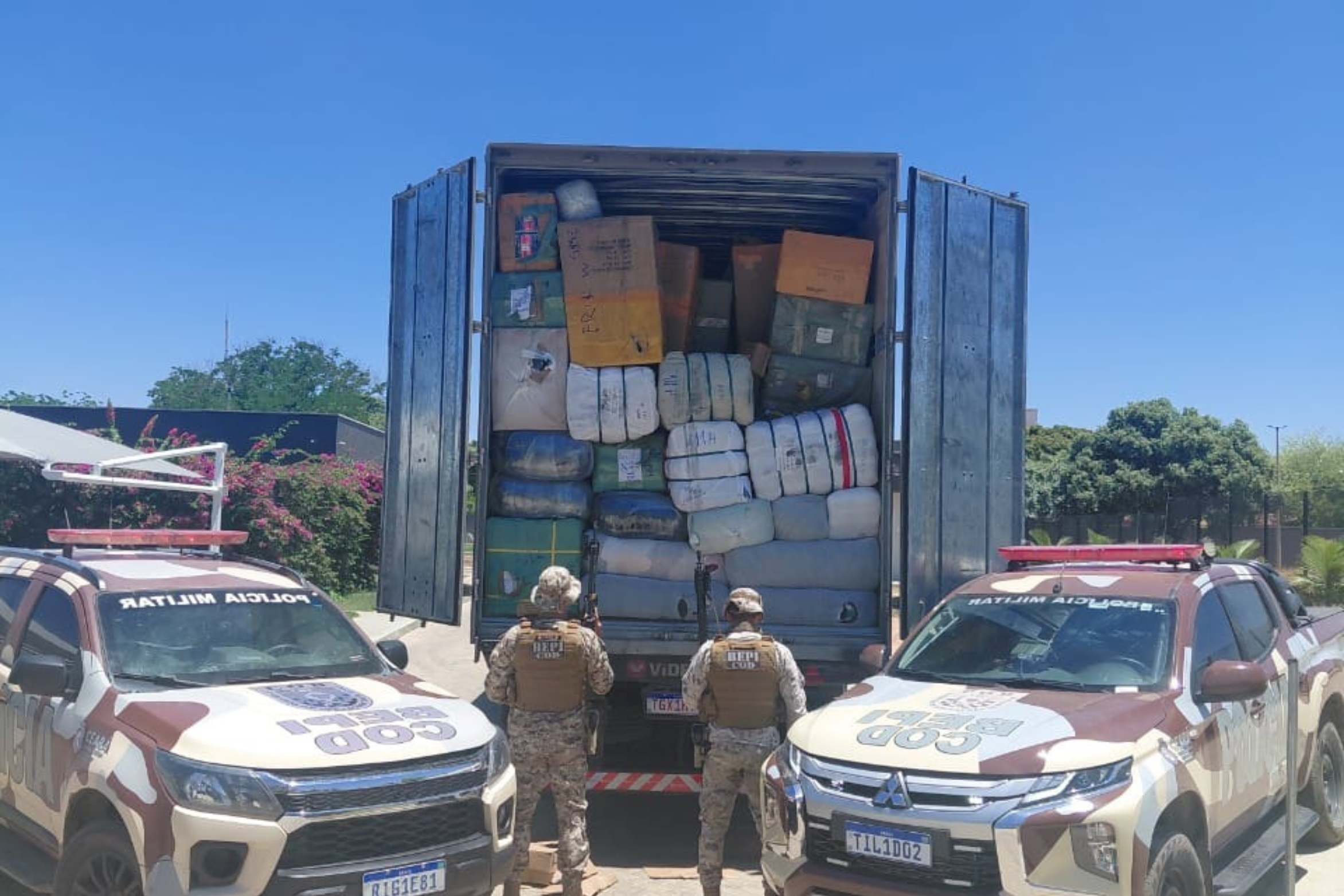 Três carretas com supostos mercadorias falsificadas são apreendidas pelo BEPI levadas à Polícia Federal em Juazeiro do Norte