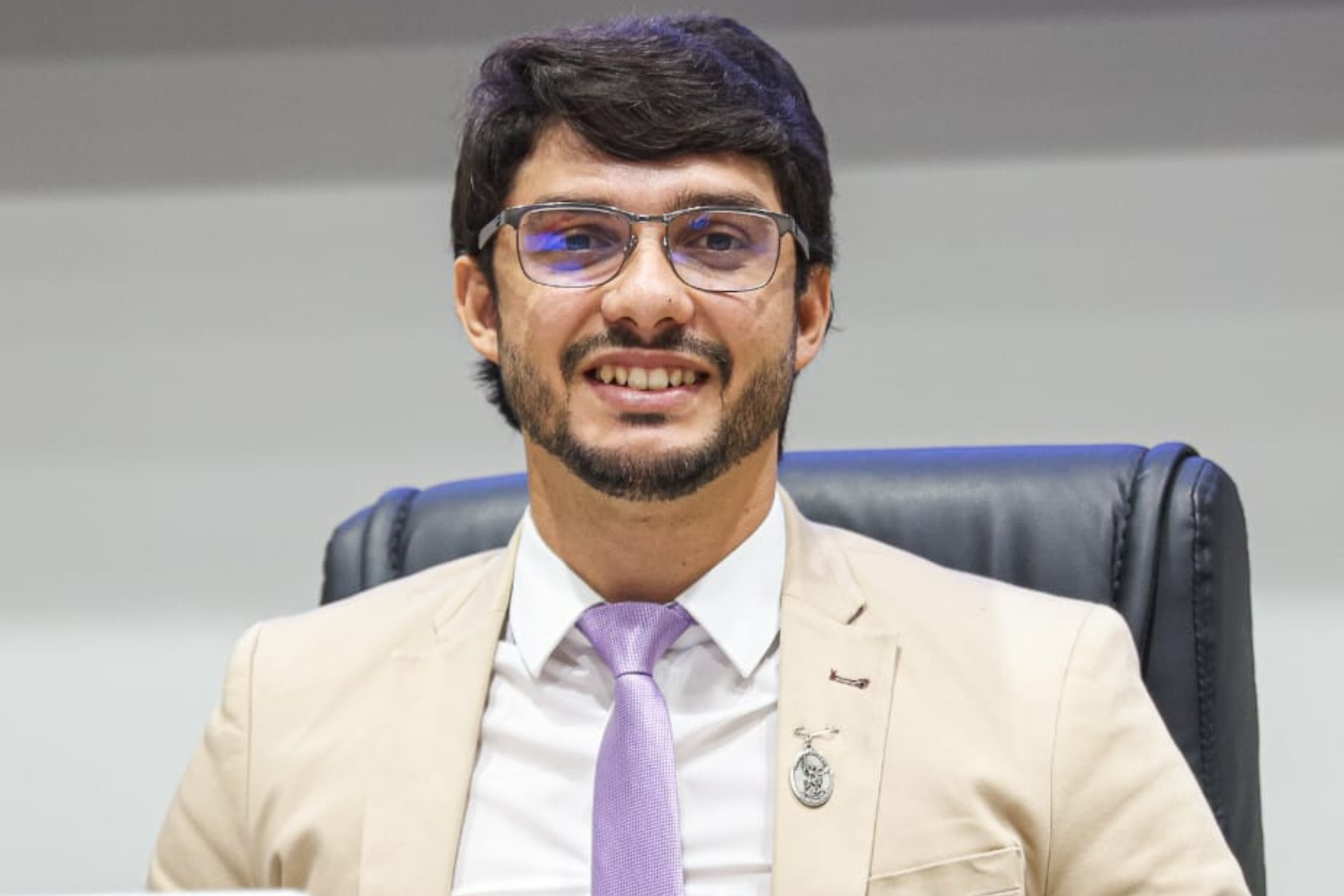 Vereador Vinícius Duarte solicita pavimentação asfáltica em duas ruas do bairro Aeroporto durante sessão de 18/11