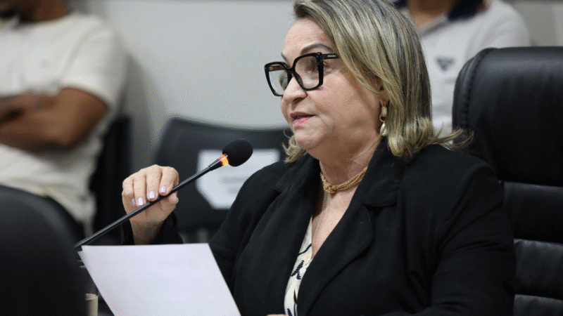 Vereadora Rita Monteiro solicita limpeza e capinação na Rua João Cândido Fontes, no bairro Antônio Vieira