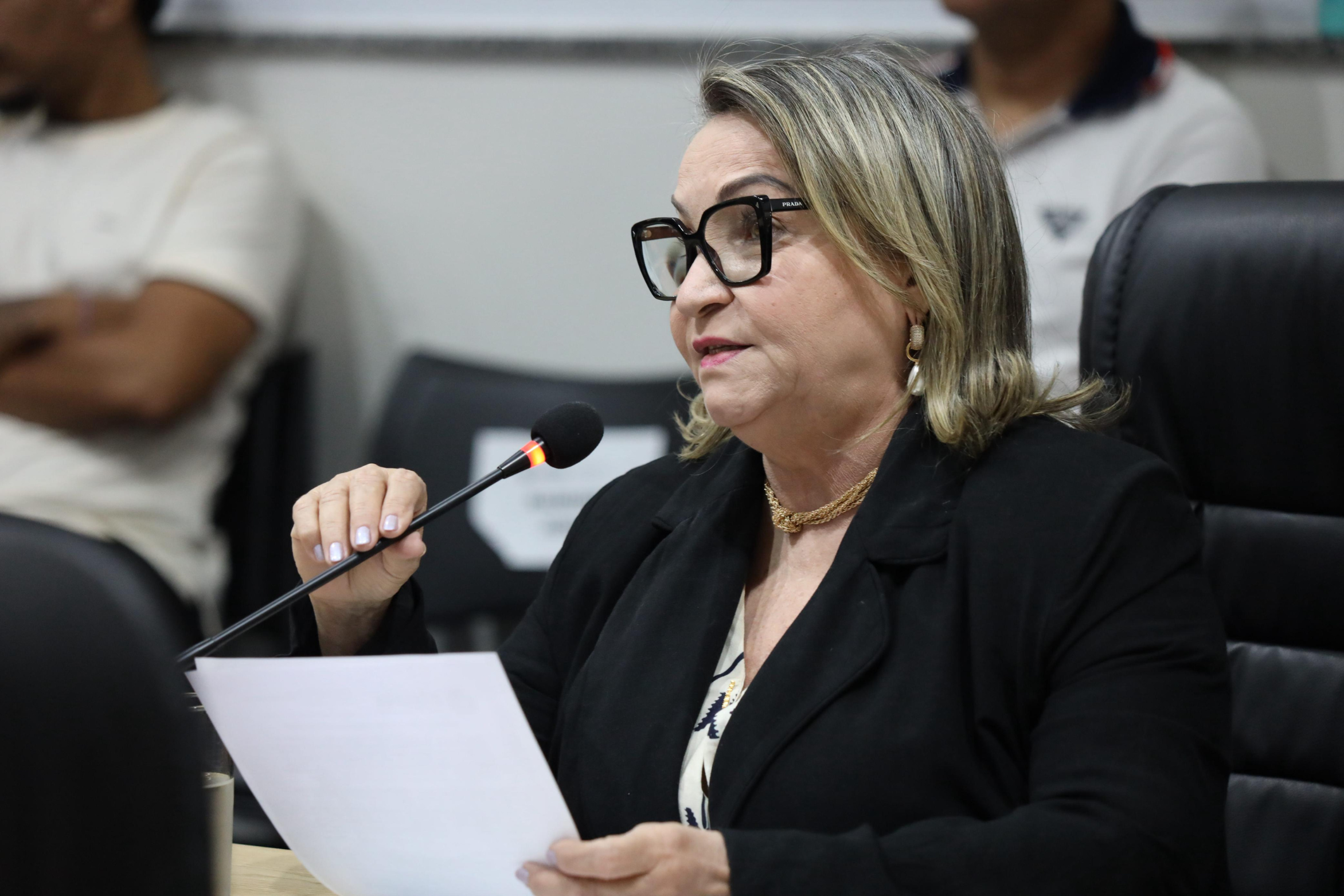 Vereadora Rita Monteiro solicita limpeza e capinação na Rua João Cândido Fontes, no bairro Antônio Vieira