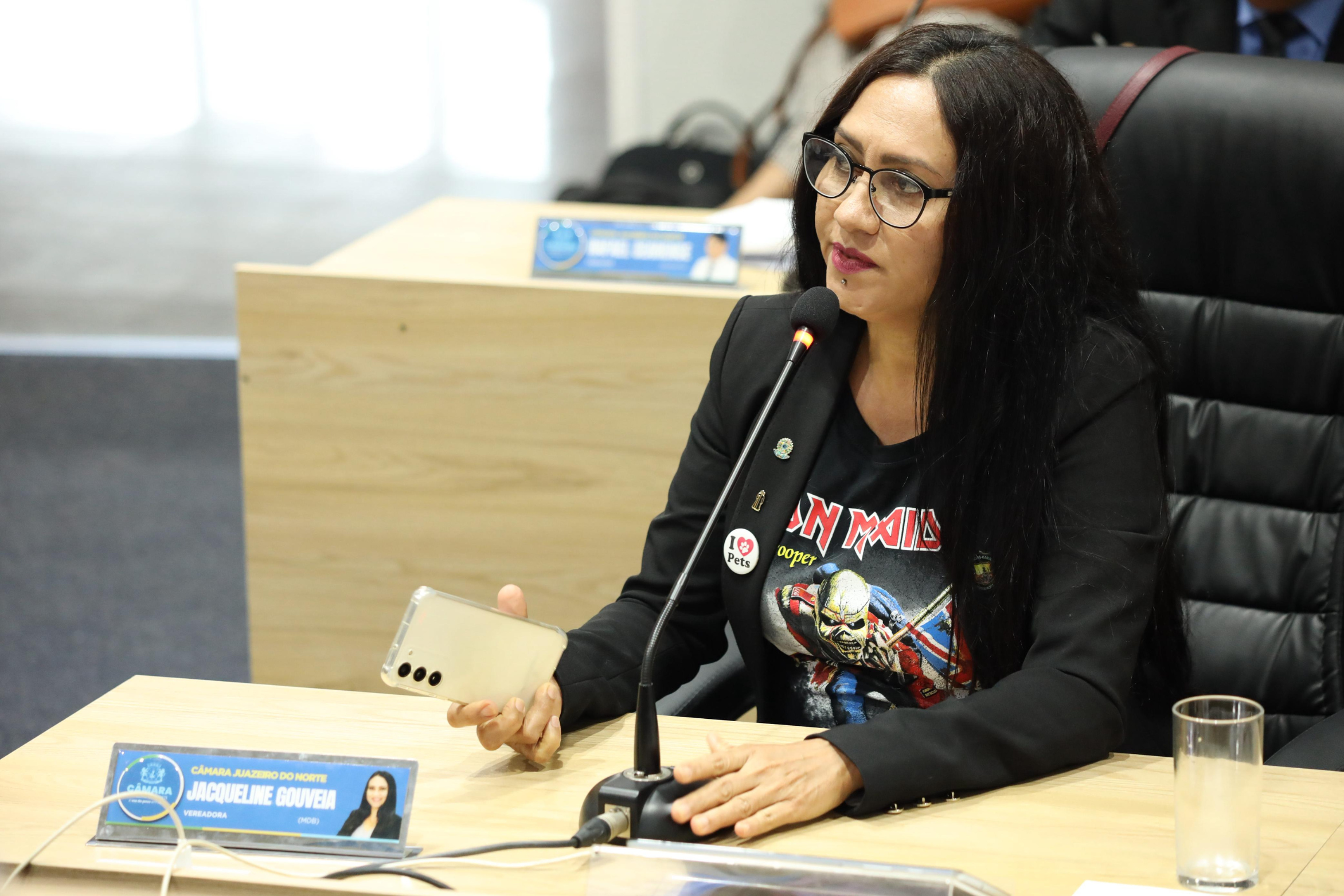 Vereadora Jacqueline Gouveia cobra pavimentação, capinação e medidas de segurança viária em Juazeiro do Norte