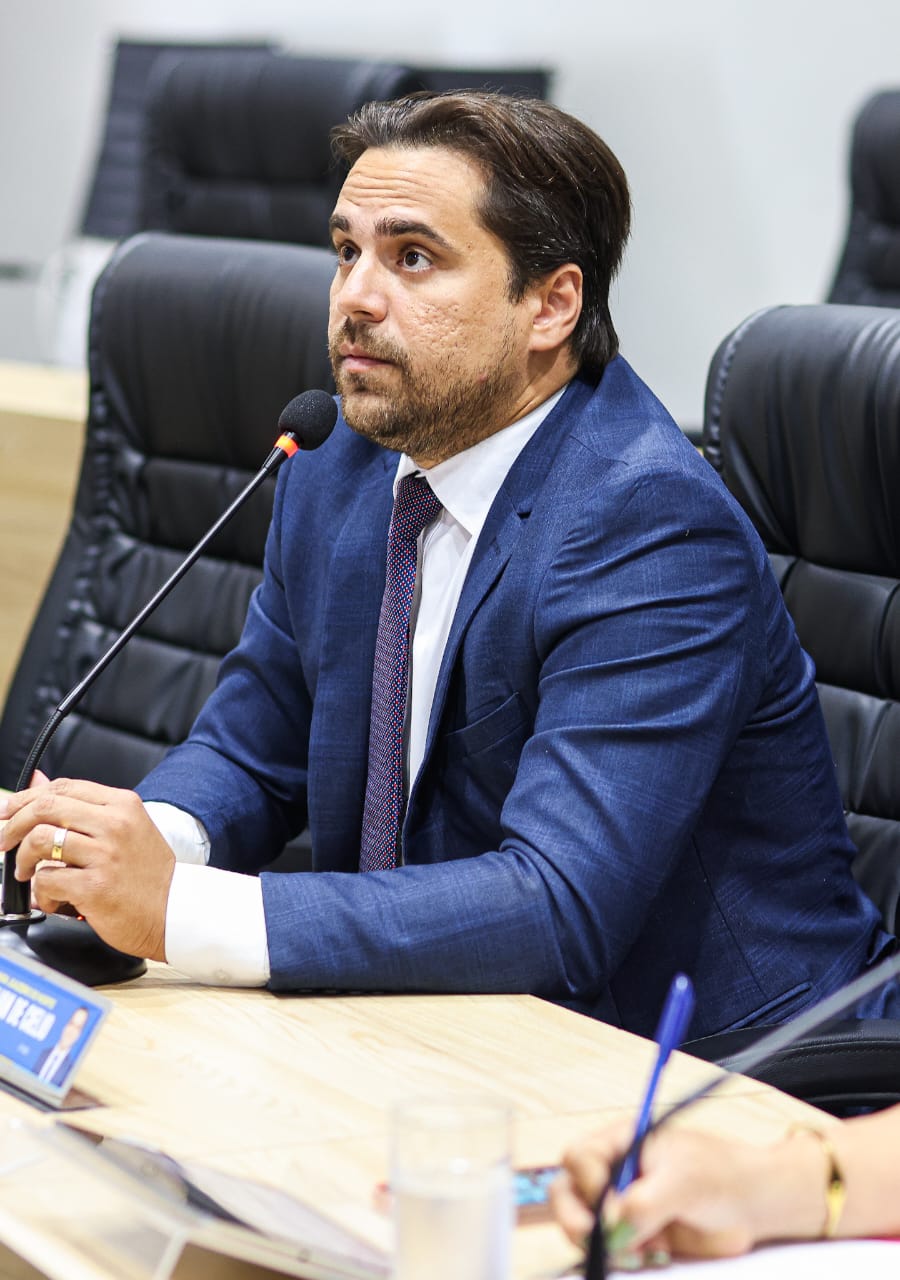 Vereador Jullian de Célio participa de reunião com diretores da CAGECE e, junto com demais vereadores, marca audiência pública para 26/11
