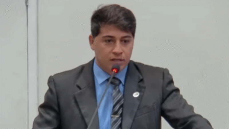 Vereador Rafael Cearense solicita retirada de postes na Vila São Gonçalo e reparo de esgoto no Antônio Vieira