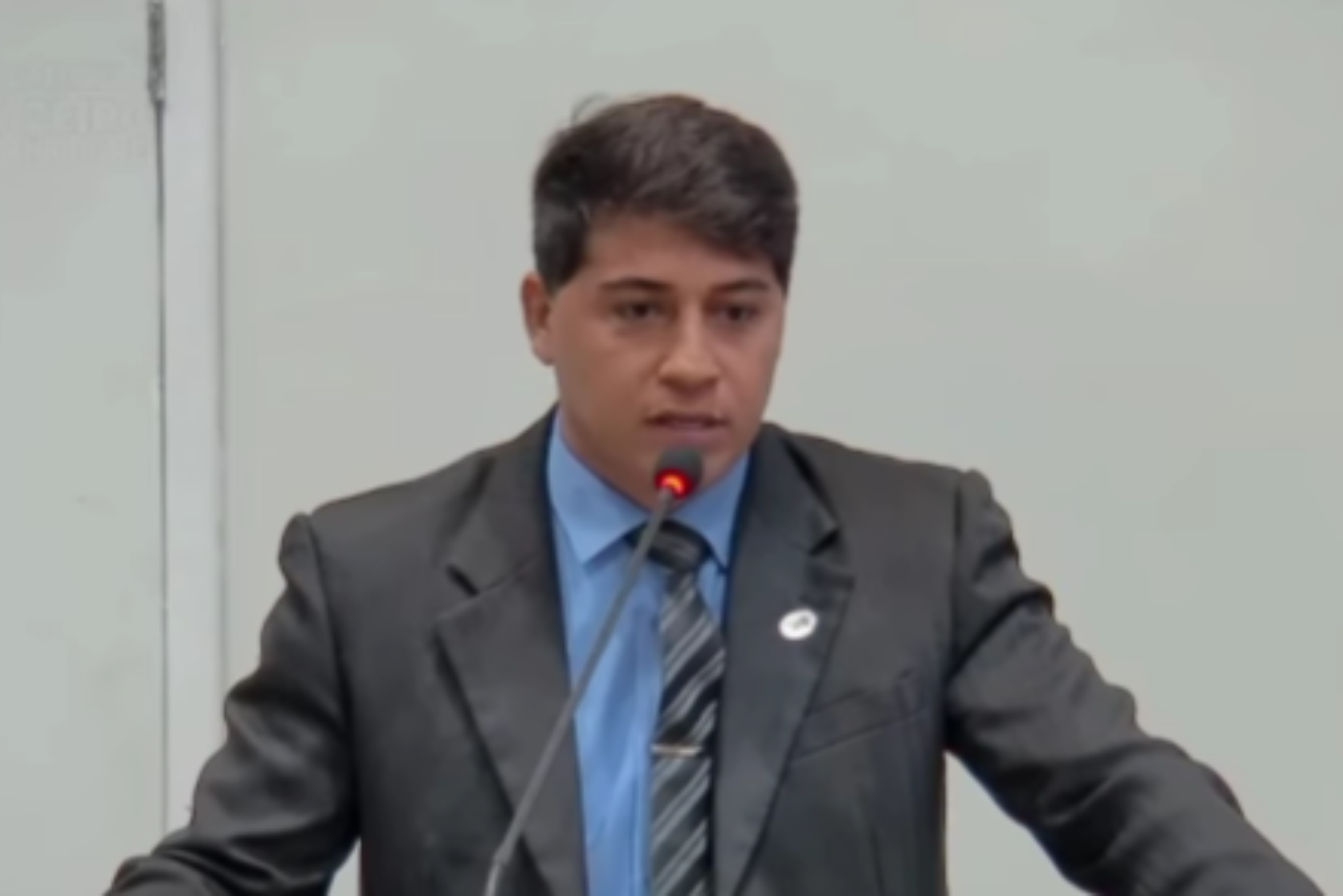 Vereador Rafael Cearense solicita retirada de postes na Vila São Gonçalo e reparo de esgoto no Antônio Vieira