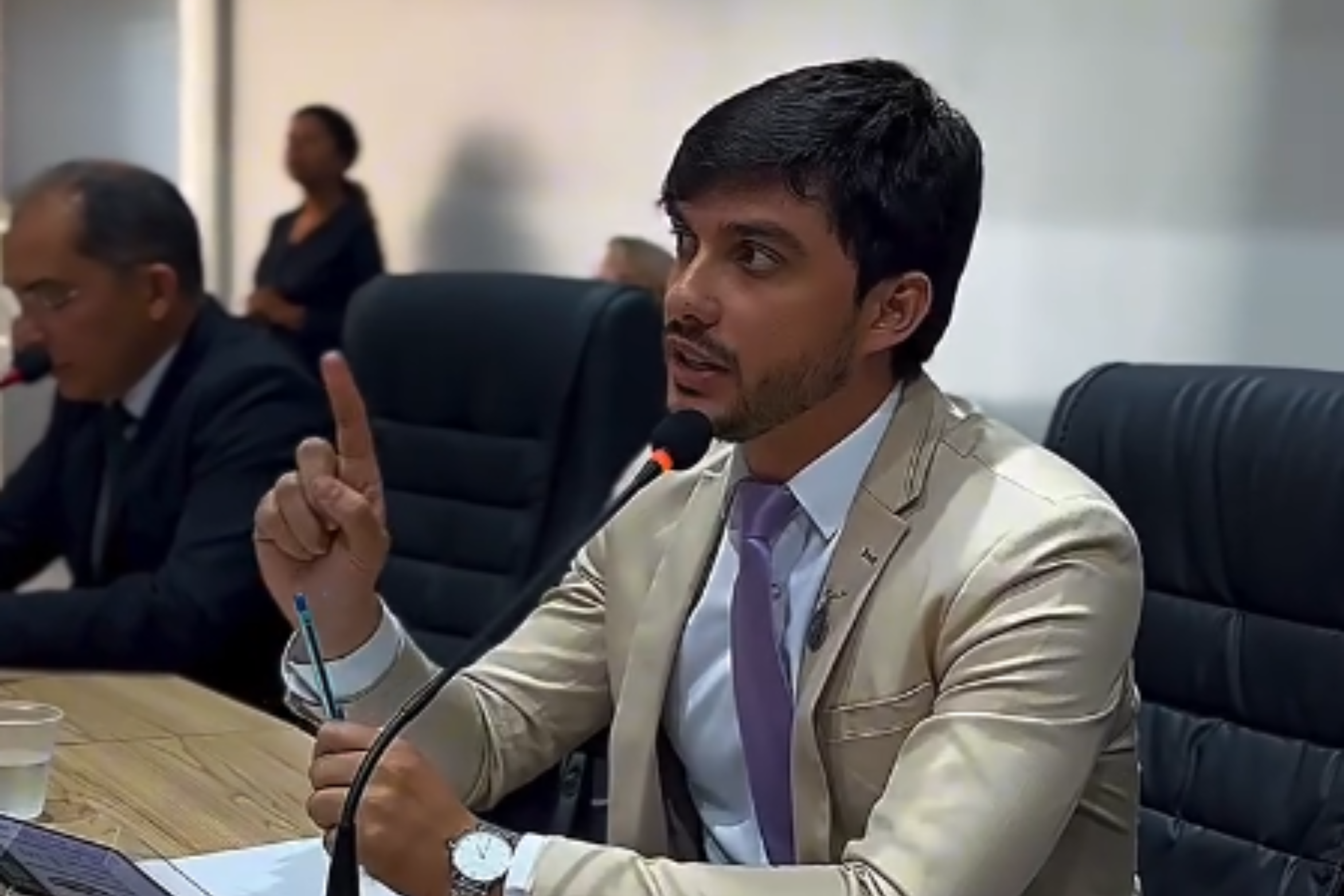 Vereador Vinícius Duarte solicita limpeza e capinação na Avenida Antônio Sales, no bairro Novo Juazeiro