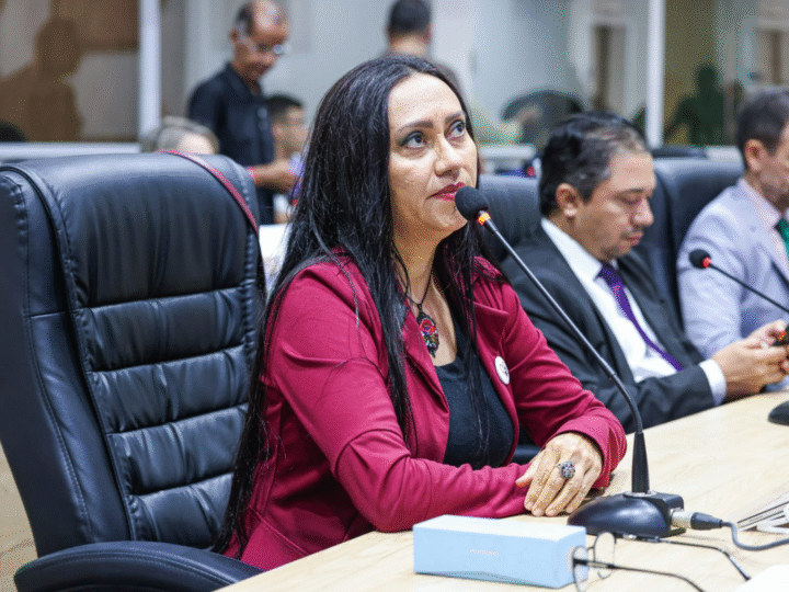 Vereadora Jacqueline Gouveia solicita melhorias na pavimentação e serviços de limpeza urbana em Juazeiro do Norte