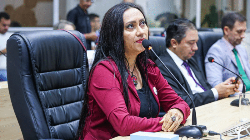 Vereadora Jacqueline Gouveia solicita melhorias no trânsito no Triângulo e limpeza urbana no bairro Limoeiro