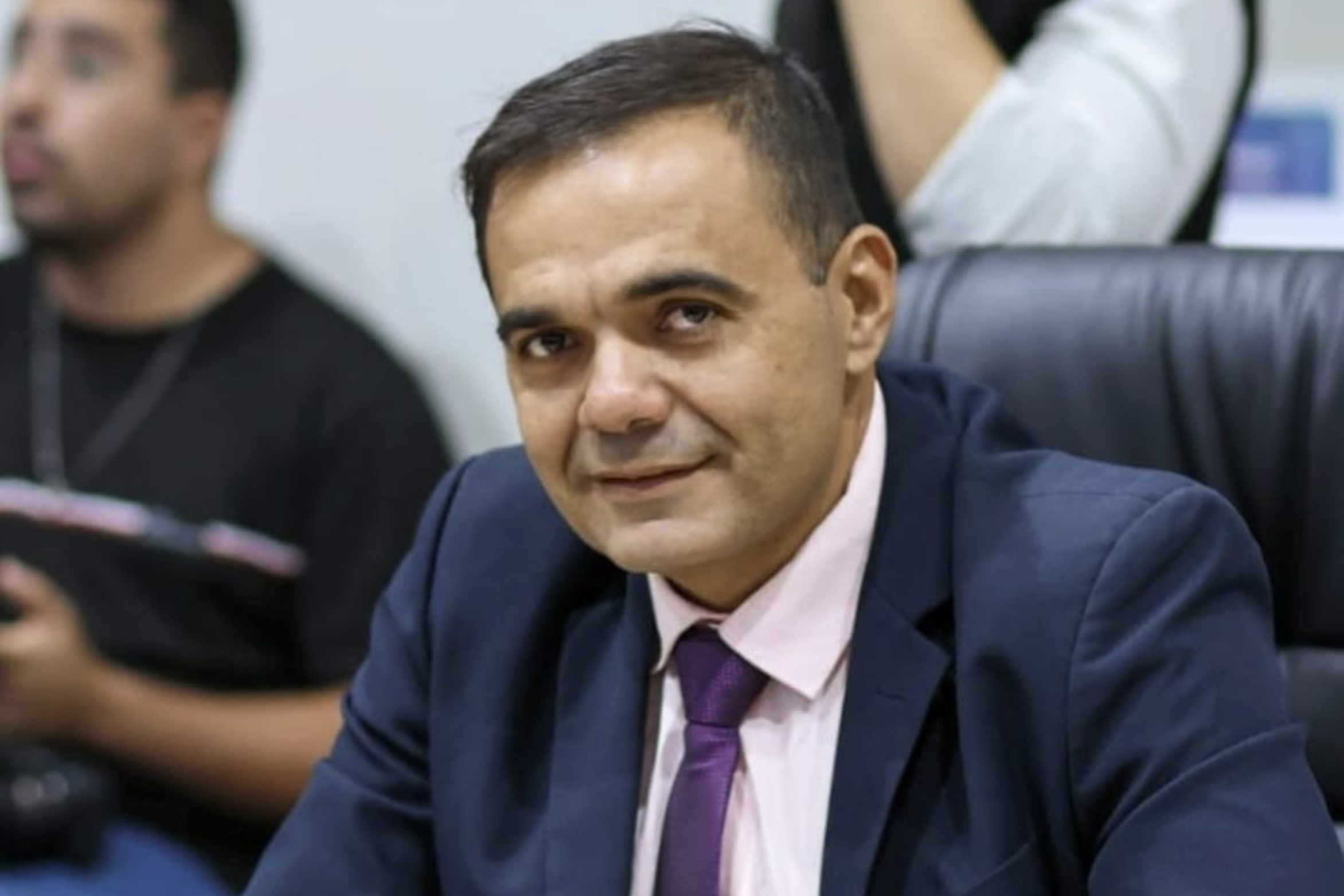 Vereador Cicinho Cabeleireiro cobra operação tapa-buracos em vias críticas de Juazeiro do Norte