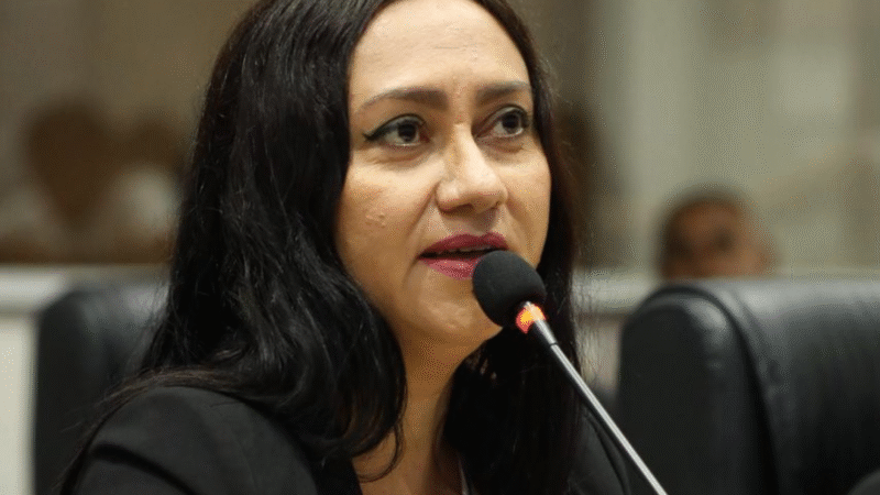 Vereadora Jacqueline Gouveia solicita pavimentação urgente em acesso à Unidade de Saúde no Bairro Salesianos