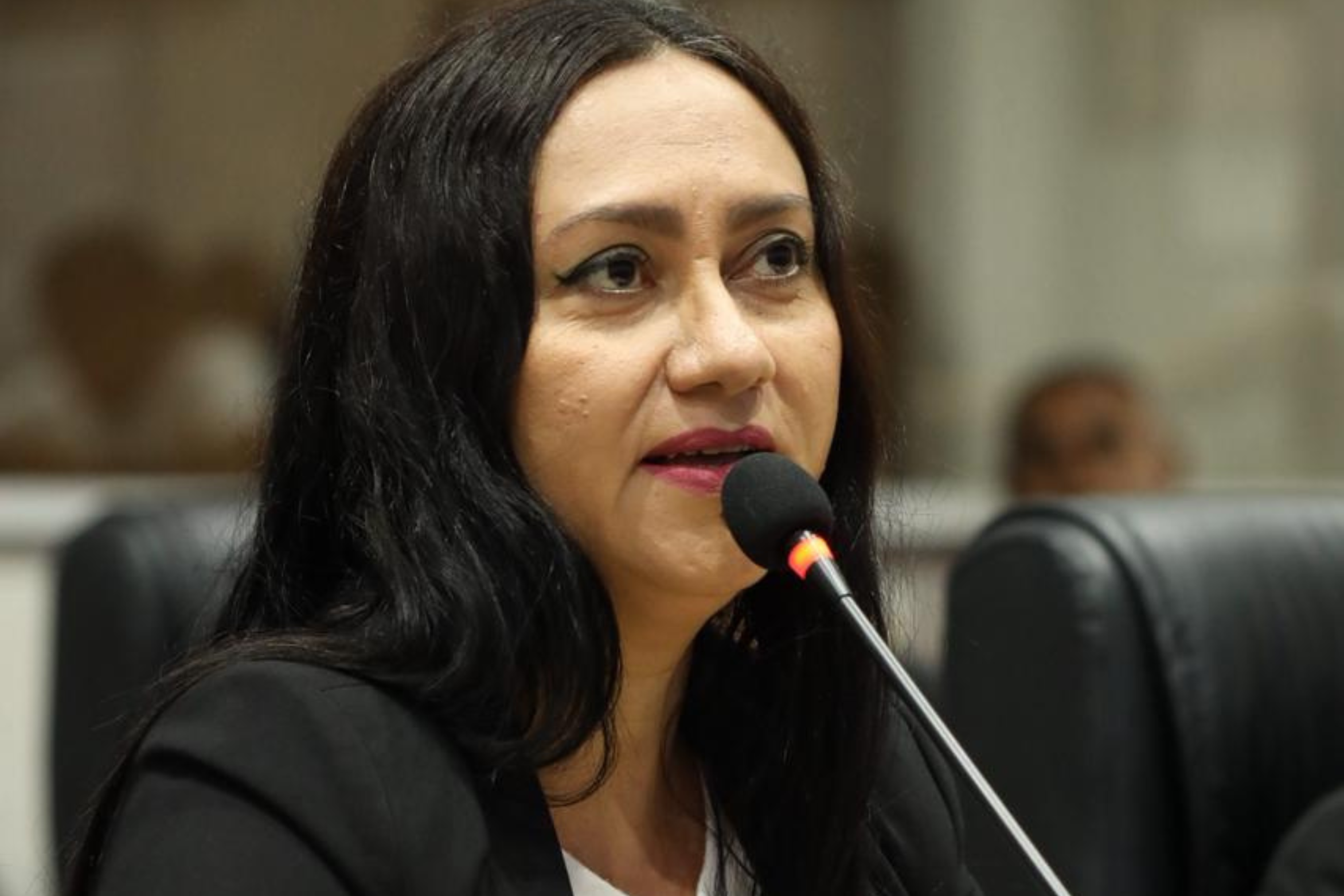 Vereadora Jacqueline Gouveia solicita pavimentação urgente em acesso à Unidade de Saúde no Bairro Salesianos