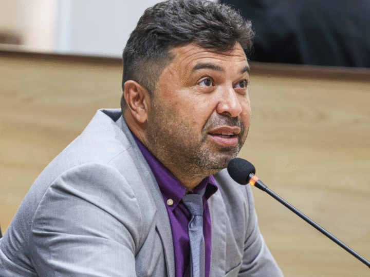 Vereador William Bazilio solicita restauração de grade de proteção em cruzamento do município