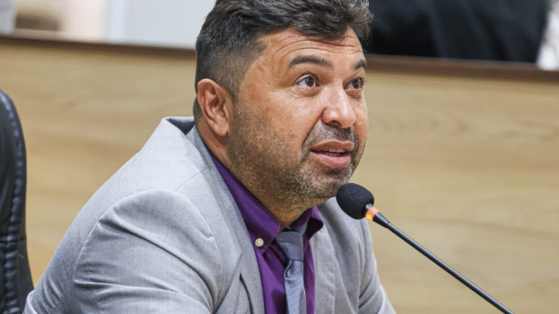 Vereador William Bazilio solicita restauração de grade de proteção em cruzamento do município