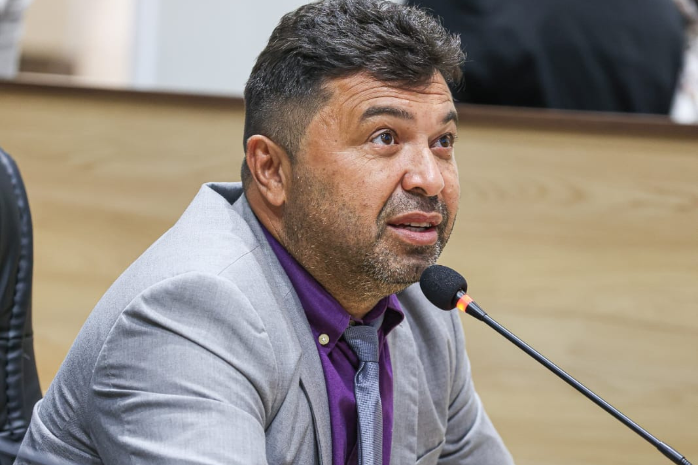 Vereador William Bazilio solicita restauração de grade de proteção em cruzamento do município