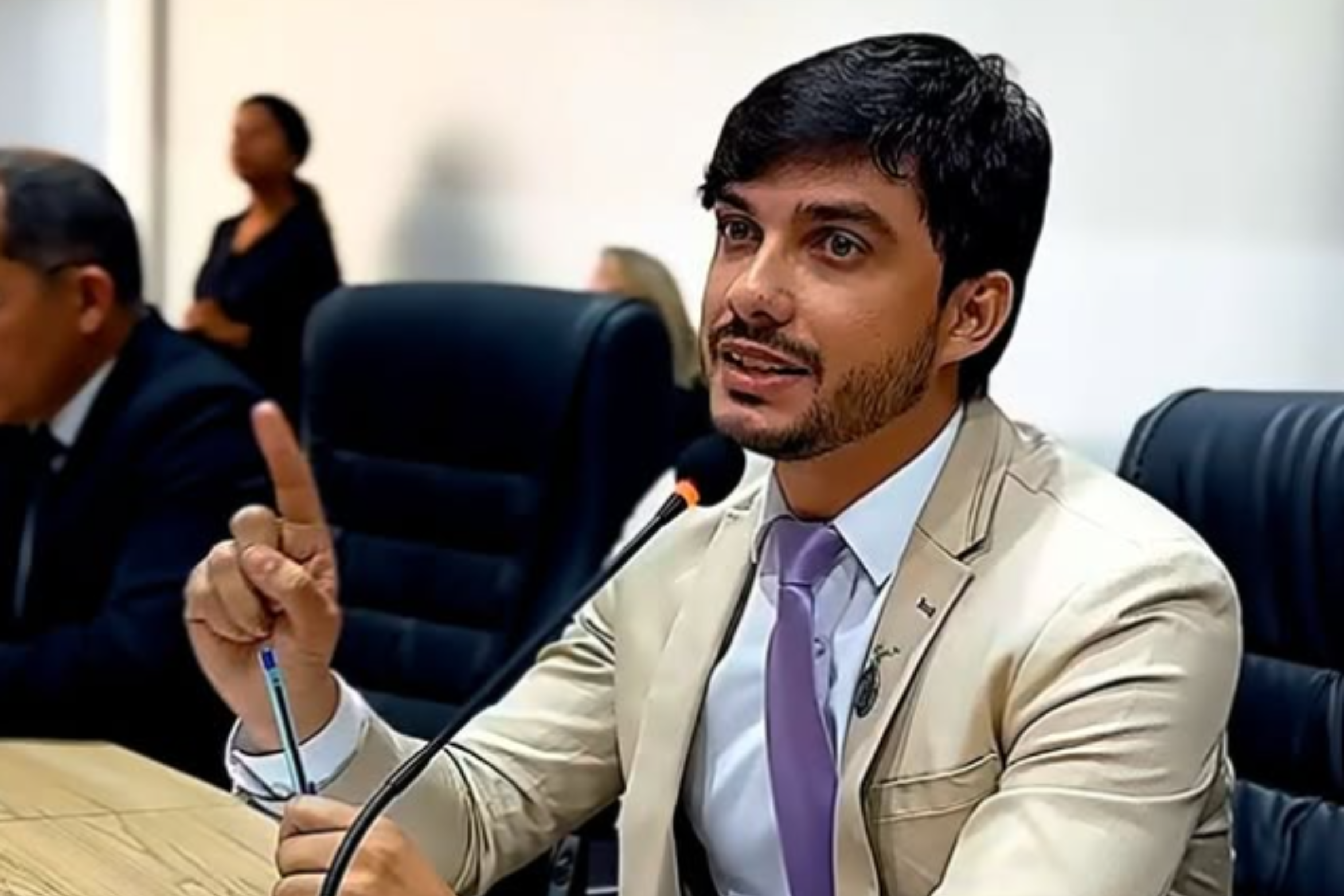 Vereador Vinicius Duarte apresenta requerimentos por melhorias na pavimentação de ruas em Juazeiro do Norte