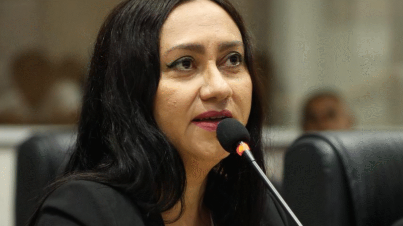 Vereadora Jacqueline Gouveia apresenta requerimentos por melhorias urgentes em vias do bairro Antônio Vieira