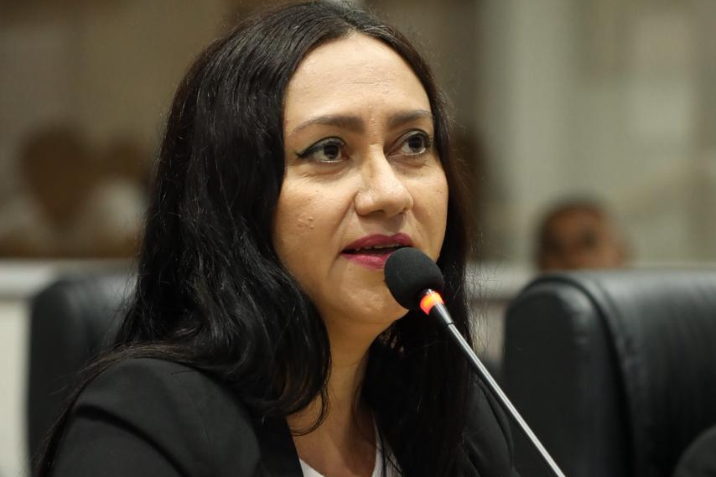 Vereadora Jacqueline Gouveia apresenta requerimentos por melhorias urgentes em vias do bairro Antônio Vieira