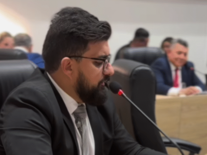 Vereador Lukão solicita limpeza e poda de árvores em praça do bairro Três Marias