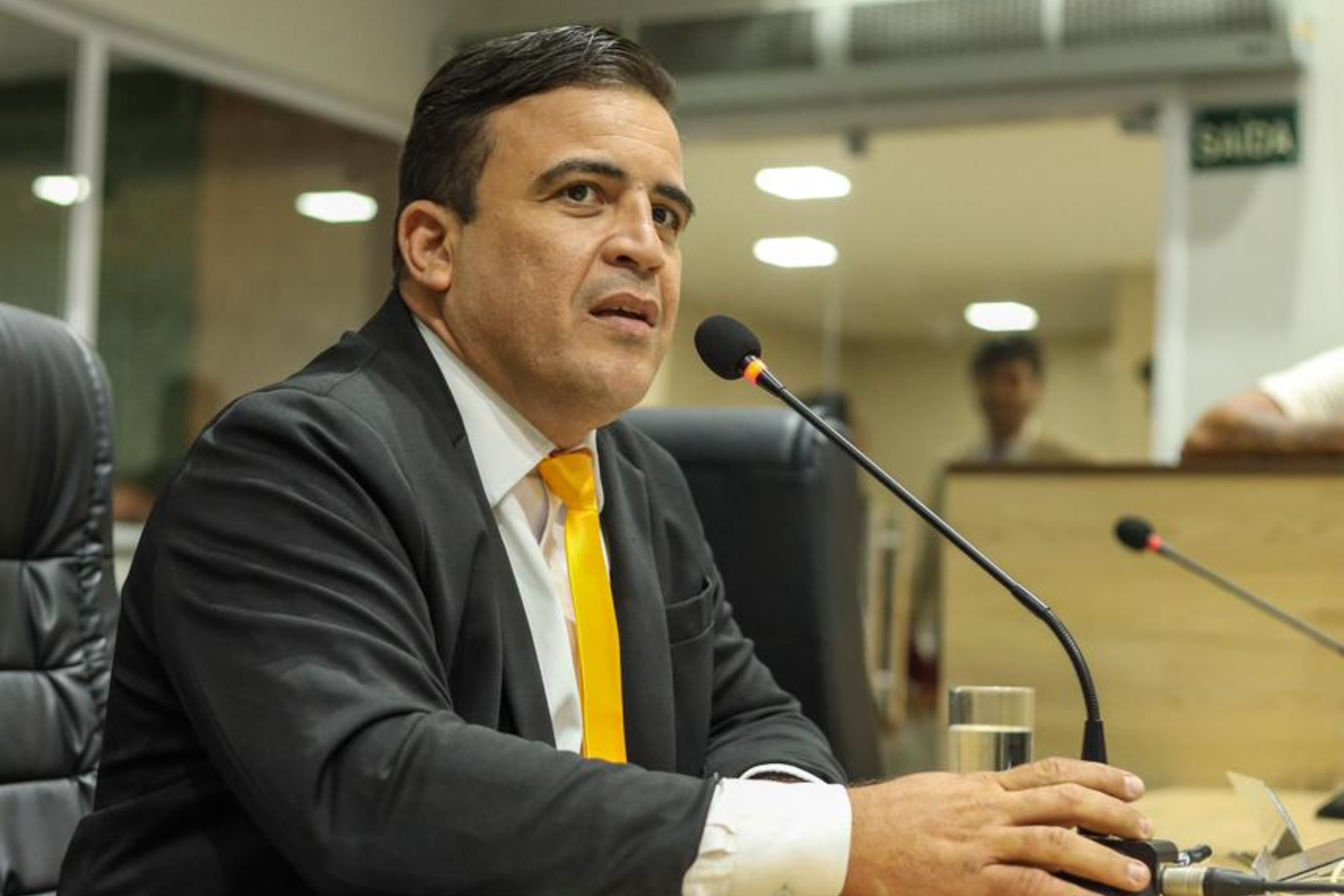 Vereador Alexandre Sobreira solicita estudos para implantação de lombada e poda de árvores em Juazeiro do Norte
