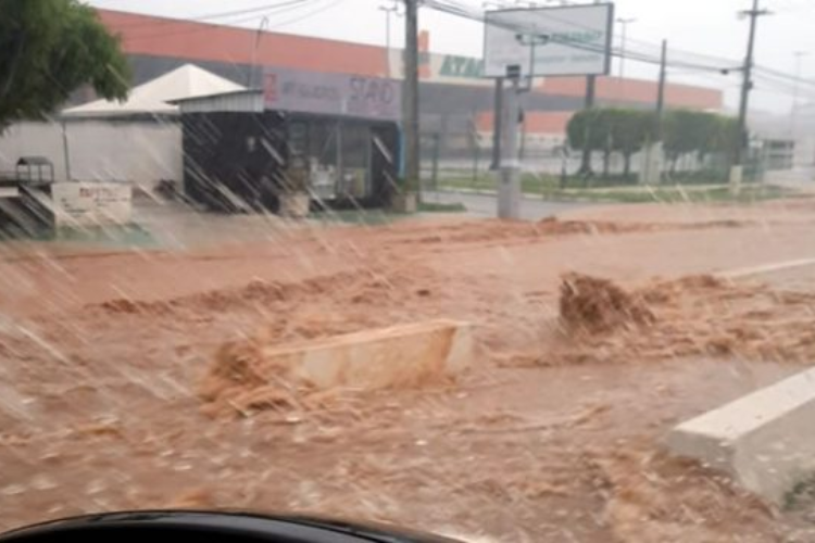 Alexandre Sobreira cobra agilidade em consertos de ruas e drenagens após fortes chuvas em Juazeiro do Norte
