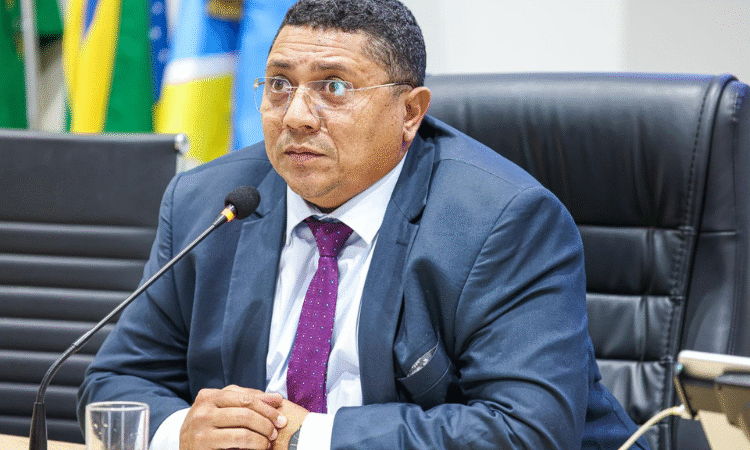 Vereador Badú apresenta requerimentos para tapa-buracos na Timbaúba e capinação no Romeirão