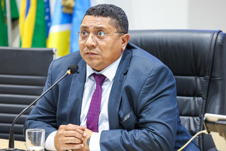 Vereador Badú apresenta requerimentos para tapa-buracos na Timbaúba e capinação no Romeirão