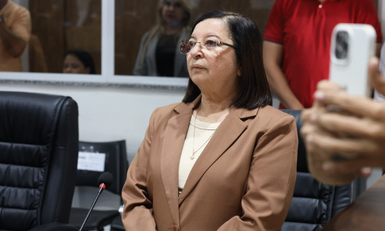 Vereadora Auricélia Bezerra solicita reparos de pavimentação, intervenção em esgoto e homenagem à Vozinha do Pandeiro