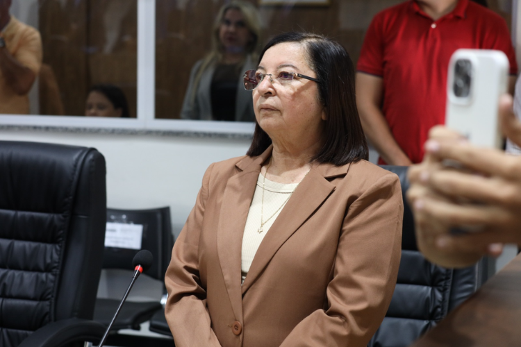 Vereadora Auricélia Bezerra solicita reparos de pavimentação, intervenção em esgoto e homenagem à Vozinha do Pandeiro