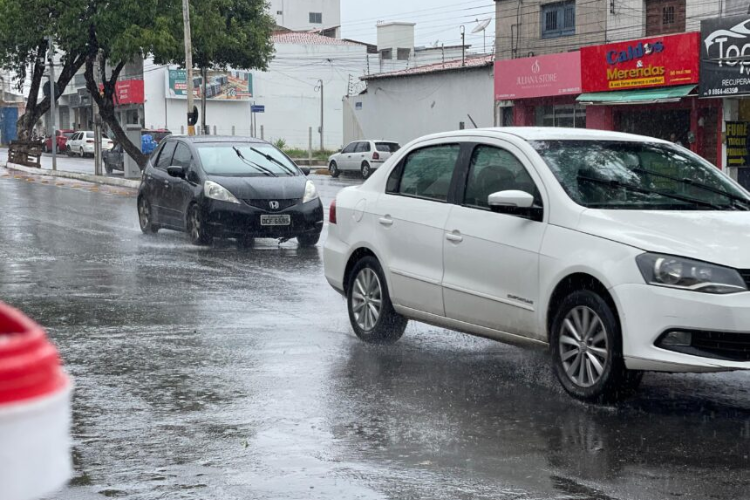 Fortes chuvas causam alagamentos e deixam trânsito lento em Juazeiro do Norte