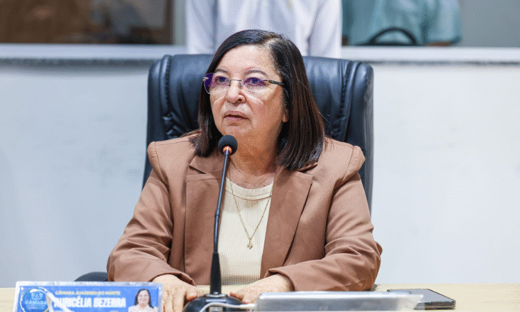 Auricélia Bezerra cobra pavimentação, drenagem e limpeza urbana em bairros durante sessão legislativa