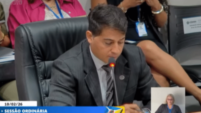 Rafael Cearense cobra poda de árvores e retirada de entulhos em bairros durante sessão legislativa