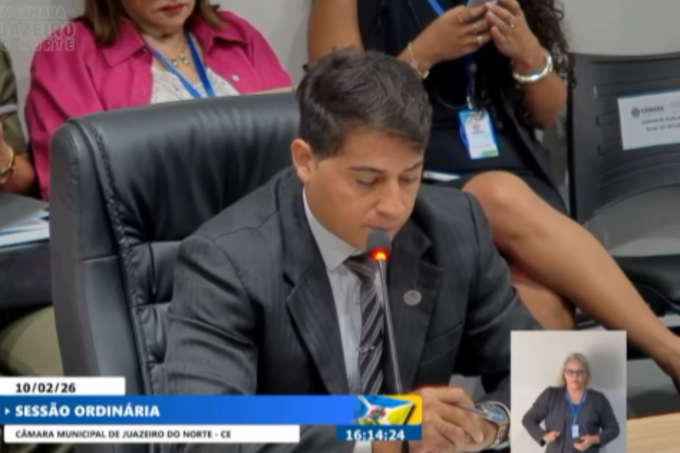 Rafael Cearense cobra poda de árvores e retirada de entulhos em bairros durante sessão legislativa