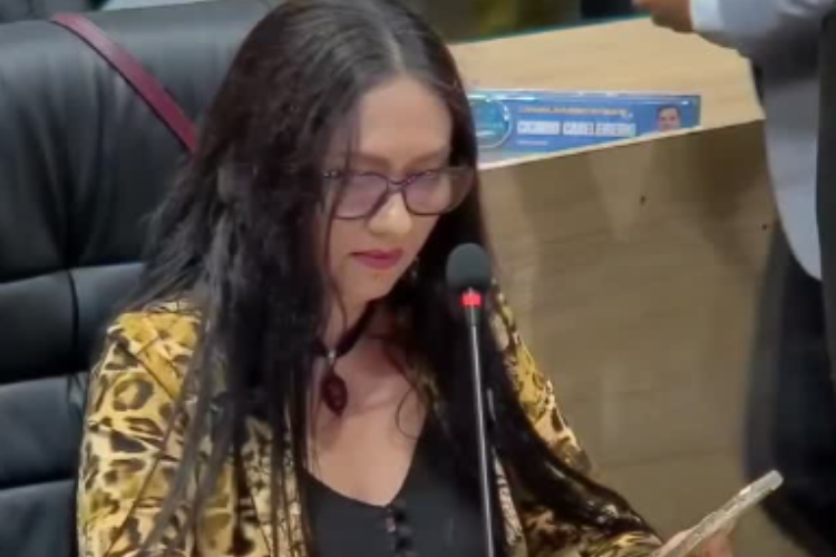 Jacqueline Gouveia cobra limpeza, drenagem e melhorias urbanas em bairros durante sessão legislativa