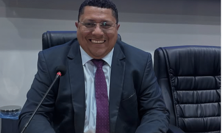 Vereador Badú solicita capinação e operação tapa-buracos em ruas do bairro São José