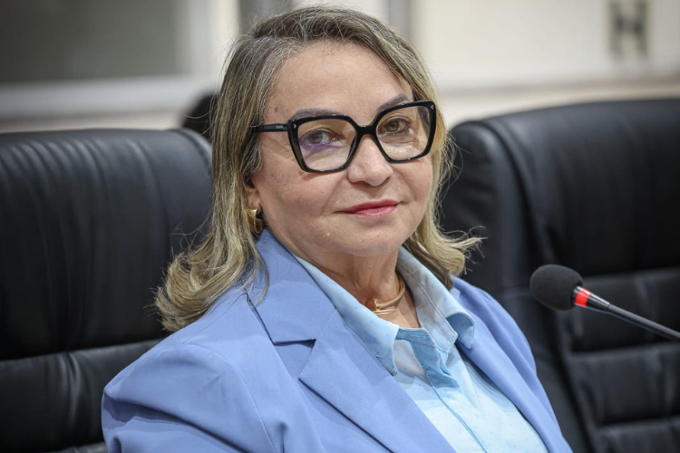 Vereadora Rita Monteiro cobra limpeza em escola e tapa-buracos urgente