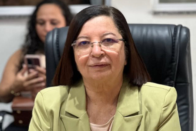 Vereadora Auricélia Bezerra cobra soluções para afundamento de rua e alagamentos em Juazeiro